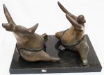 Grupo escultório em bronze polido, "Lutadores de sumo". 27 cm alt