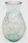 Vaso de vidro incolor com acentuado relevo de cachos de frutas. 30 cm alt