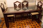 Mesa de jantar de madeira laqueado na cor marrom ,contornada por  frisos cor marfim. Grosso tampo de cristal. Acompanha 6 (seis) cadeiras com largo assento. Med. 77 x 1,75 x 87 cm.