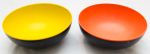 Par de bowls fabricado pela Atma, década de 50, parte externa preta e interior coral e amarelo, possui 3 pézinhos cada. 28 cm diam