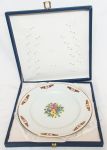 T . Limoges  Grande prato de porcelana  decorativo com pintura floral. 32 cm diam
