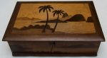Caixa de madeira em marcheteria com paisagemda Bahia de Guanabara. Possui divisoria interna. (tampo com arranhoes e quinas da base com quebrado) No estado.10 x 33 x 23