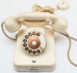 Antigo telefone de disco, na cor marfim, fabricado na Alemanha