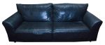 Confortável sofá  ,revestido de couro preto. Forramento com certo desgaste .