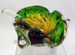 Cinzeiro antigo em cristal de murano moldado nos tons verde e ambar, acompanha apagador translúcido. Altura de 7 cm e diâmetro de 16 cm.