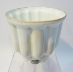 Limoges, France - antiga e perfeita forma em porcelana da década de 20 "Aluminete" em gomos cor marfim. Altura de 13 cm e diâmetro da borda 13 cm.