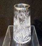 Solifler em grosso cristal europeu com lapidação em flores e sulcos, base em estrela e borda em prata sem contraste. Altura de 12 cm.