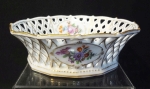 Dresden, Germany - bowl vazado com marca na base em porcelana esmaltada c/ flores ao centro e detalhes em frisos de ouro, formato oval. Mede 16 x 12 cm e 4,5 cm de altura.