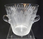 Geleira antiga em cristal alemão, década de 40, lapidação em frisos e gotas nas bordas c/ 2 alças laterais. Altura de 14 cm e diâmetro da borda, 13 cm.