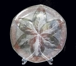 Grande prato em vidro prensado com desenhos em baixo relevo na forma de folhas. Diâmetro de 40 cm.