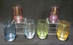 Lote de 6 copos para drink em vidro colorido da década de 60. Altura de 9 cm.