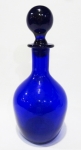 Linda garrafa bojuda em vidro na cor azul cobalto e tampa em forma de bola. Altura de 28 cm.