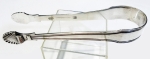 Pegador de gelo em prata portuguesa, século XIX, com bordas em forma de conchas, com marca do prateiro "P. Coroa" no interior. Peso de 60 gr.