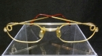 Cartier, Paris - armação de óculos em plaquedor excelente estado. Peça original modelo 140 com marca nas duas hastes. Lentes: 55 x 20 (gravada na armação).