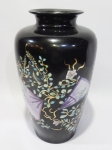 Vaso em porcelana de fundo negro com desenhos de leques cor rosa e lilás e detalhes em flores azuis filetadas à ouro. Altura de 32 cm.