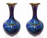 Antigo e raro par de vasos em closonê no tom azul cobalto e turquesa em corpo moldado e decoração de flores exóticas, no estado. Altura de 32 cm.