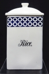 Pote para mantimento em faiança alemã numerado na base com barra em azul cobalto. Com inscrição "Rice". Altura de 20 cm.