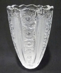 Vaso de cristal da Bohemia, lapidado em frisos e estrelas e bordas recortadas. Altura de 24 cm. Obs.: Dois pequenos desgastes na borda.