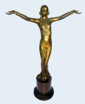 Art Nouveau - escultura em bronze cinzelado de figura feminina sobre uma base de madeira de lei escura. Bronze com 28 cm e medida total de 36 cm.