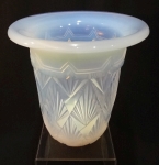 Vaso antigo em pasta de vidro ETLING, France, década de 40, forma de cálice com marcas na base, peça irisada com detalhes em design art decó. Pefeito! Altura de 17 cm e diâmetro da borda com 19 cm.