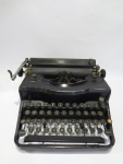 Máquina de escrever antiga, Remington Rand , uma raridade peça de coleção. Na cor preta de fabricação USA de 1933 com teclas pretas.