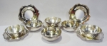 Fracalanza, prata 90 - conjunto de 6 taças lavanda com borda recortada e relevo com 6 pratos de base no mesmo desenho. Total de 12 peças. Diâmetro das taças, 12 cm e dos pratos, 16 cm.