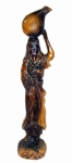 Escultura de mulher com moringa sobre a cabeça em bloco único de madeira em base oval. Altura de 46 cm.