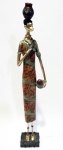 Esquia africana com jarro sobre sua cabeça e pote na mão esquerda em pintura policromada. Altura de 36 cm.