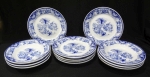 Lote de 12 pratos em porcelana Germer esmaltada e vitrificada, ao gosto borrão com castelo, flores e paisagem no tom azul  royal. São 6 pratos rasos e 6 pratos fundos. Diâmetro de 25 cm.