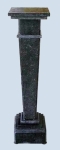Coluna em granito negro polido com base e tampo quadrados e coluna em forma de cone. Tampo com 30 x 30 cm e altura de 95 cm. Obs.: não estará em exposição na loja (peça se encontra na Barra da Tijuca).