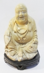 Escultura de Buda da prosperidade em fina resina na cor marfim montada em base negra. Também chamam de Bida sorridente. Buda com 20 cm de altura e 24 cm total.