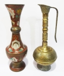 Duas peças decorativas em metal dourado sendo um vaso com esmalte vinho e folhas coloridas e um jarro com alça rebatida. Made in Índia.  Vaso e jarro com 30 cm de altura.