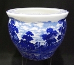 Grande cachepo ao gosto inglês em porcelana esmaltada com cena de fazenda na tonalidade azul cobalto e bordas desenhadas. Altura de 18 cm.