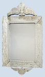 Grande espelho em cristal estilo veneziano com bordas lapidadas em florais. Ótimo estado. Medida de 1,20 x 0,66.