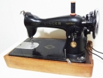 Máquina de costura portátil marca Singer - USA, antiga com funcionamento perfeito com luz e motor, velocidade controlada por pedal. Base em madeira clara com 40 x 20 cm.  Acompanha capa em curvin caramelo com uma alça partida.