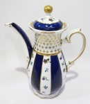 Grande e belo bule em porcelana pintada à mão em estilo inglês com faixas azul royal e adornadas em delicados ramos e acabamento em flor de Lis em ouro. Tampa dourada. Altura de 27 cm.