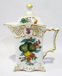 Bule em porcelana decorado com frutas e delicados frisos em ouro e arabescos ao gosto françês. Altura de 21 cm.