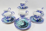 Seis xícaras em porcelana com pintura à mão em azul cobalto e azul turquesa ao gosto japonês com figuras de peixe. Altura de 6 cm.