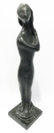 Bronze em dorso feminino "Nú" obra de Bruno Giorgi sobre uma base de granito negro com 12 x 12 cm. Assinatura B.G. e medindo 46 cm de altura.