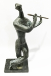 EBLING, Sonia - escultura em bronze patinado título "Flautista", assinado. Sobre uma base de granito negro de 14 x 9 cm.  Altura da peça é de 36 cm.