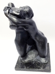 Ceschiatti em linda peça em bronze patinado intitulado "Abraço" sobre base de granito com 20 x 20 cm. Possui assinatura na parte anterior. Altura da peça é de 30 cm.