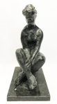 Bronze patinado de figura de mulher sentada, Bruno Giorgi, assinado e sobre base de granito negro medindo 16 x 25 cm. Altura da peça, 34 cm.