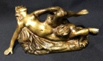 Bronze Europeu patinado - escultura Erótica de donzela e fauno. Altura de 9 cm medindo 20 x 8 cm.