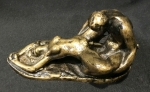 Bronze patinado Erótico, sem identificação de artista e origem. Mede 13 x 5 cm e altura de 7 cm.