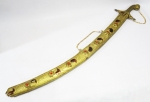 Espada estilo árabe com bainha curva dourada e ornamentada com pedras vermelhas. Lâmina em aço. Comprimento 1,03 m. Obs.: não pode ser enviada pelos Correios devido ao seu tamanho.