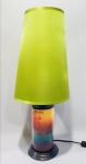 Luminária em pasta de vidro assinada na base em detalhes de paisagem acompanha cúpula em seda na cor verde limão, parte elétrica funcionando. Altura de 50 cm.