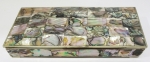 Caixa retangular em metal banhado à prata c/ contraste na base "México" e recoberta por abalone. Interior em madeira de lei, perfeita! Mede 17 x 9 cm com 1,5 cm de altura.