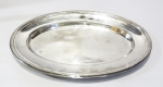 Fracalanza, travessa oval em metal espessurado para servir com pequenos desgates de uso. Mede 46 x 30 cm.