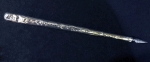 Pena em prata, século XIX em delicados afrescos e medalhões, apresenta pequena mossa em uma das pontas. Acompanha pena adaptada. Mede 16 cm.