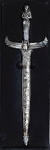 Adaga punhal egípicia, lâmina em aço inox USA com cabo em corpo de Faraó e um escaravelho em relevo. Bainha ricamente trabalhada em relevos. Nova, na caixa. Mede 25 cm.